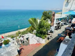 مقهى الحافة بطنجة.. من هنا مر شكري وبنجلون وتشرشل
